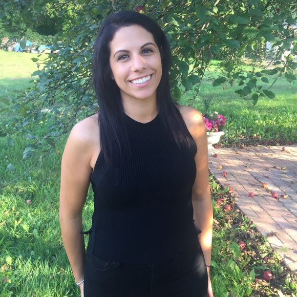 Meet your Posher, Melissa - Picture 1 of 2